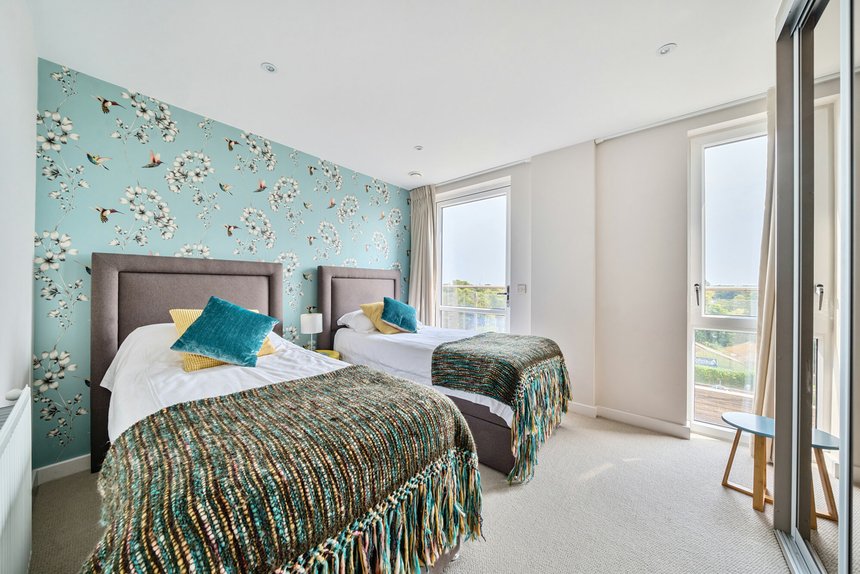 under offer high street london 57409 - Gibbs Gillespie