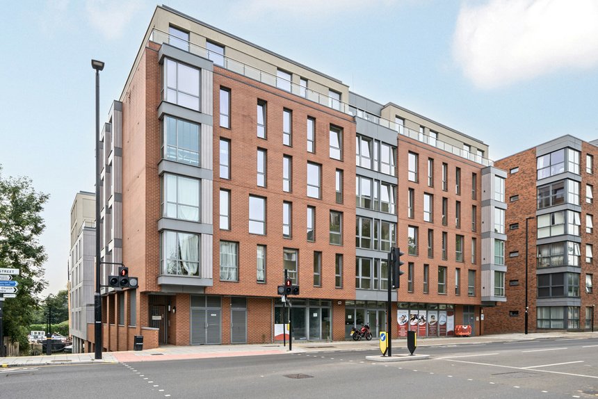 under offer high street london 57409 - Gibbs Gillespie