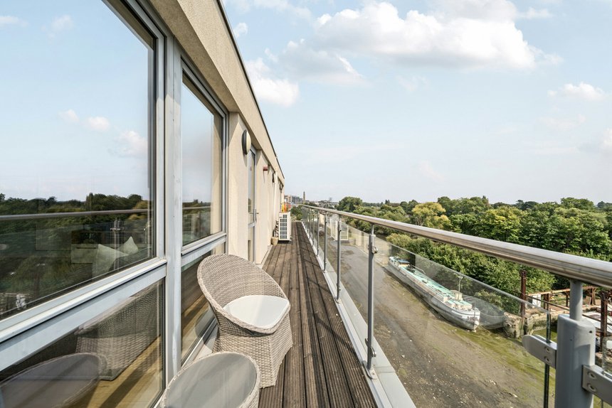 under offer high street london 57409 - Gibbs Gillespie