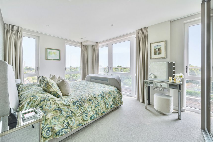 under offer high street london 57409 - Gibbs Gillespie