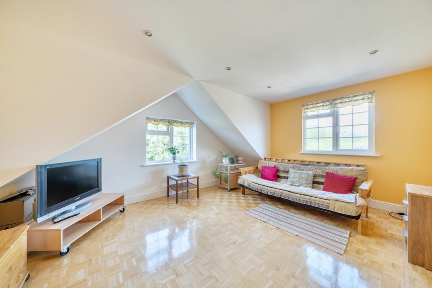 under offer hillcrest avenue london 58021 - Gibbs Gillespie