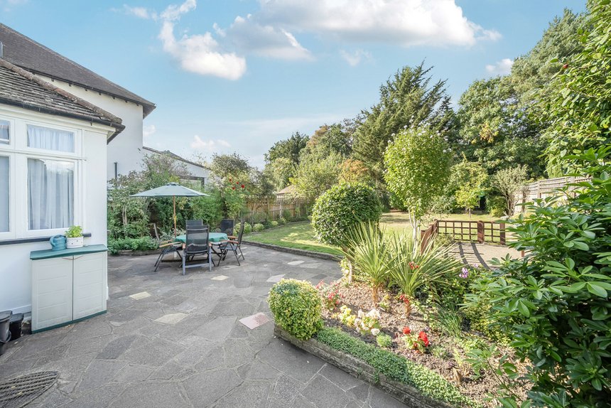 under offer hillcrest avenue london 58021 - Gibbs Gillespie