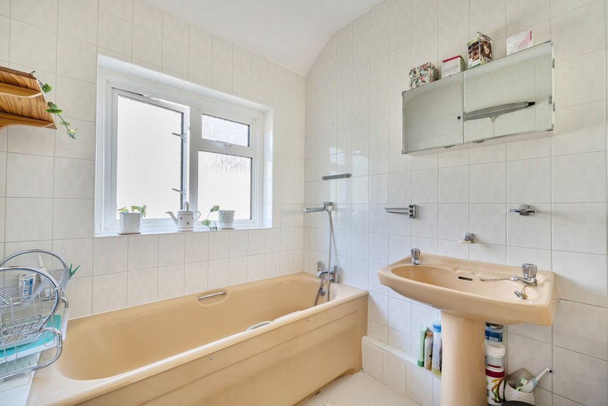 under offer hillcrest avenue london 58021 - Gibbs Gillespie