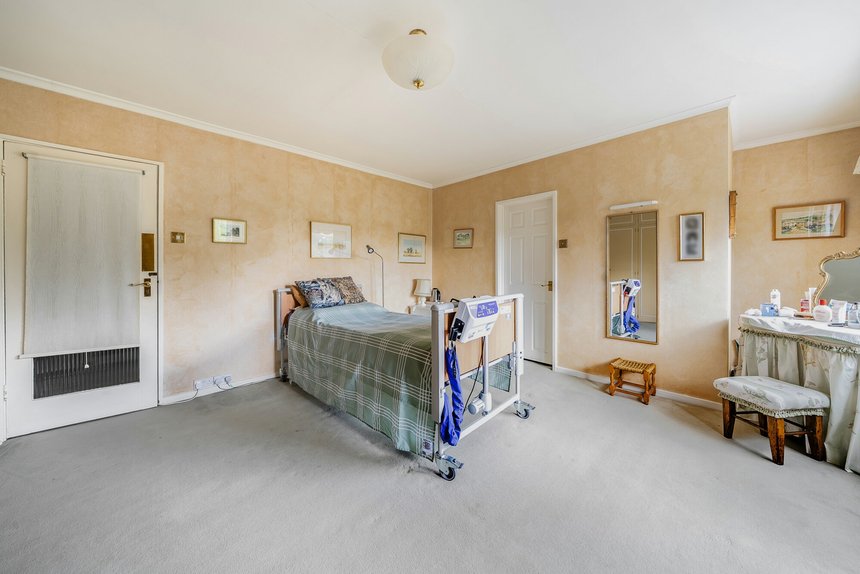 under offer bulstrode way london 58137 - Gibbs Gillespie