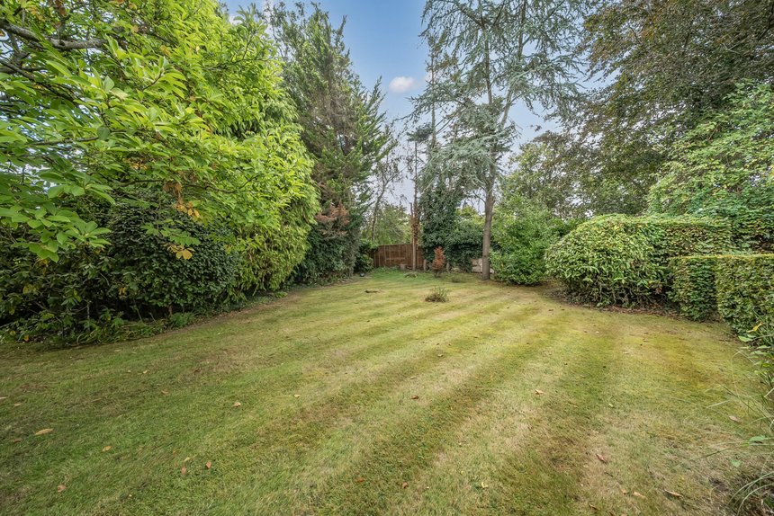 under offer bulstrode way london 58137 - Gibbs Gillespie