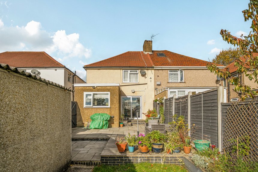 under offer halsbury road west london 59612 - Gibbs Gillespie