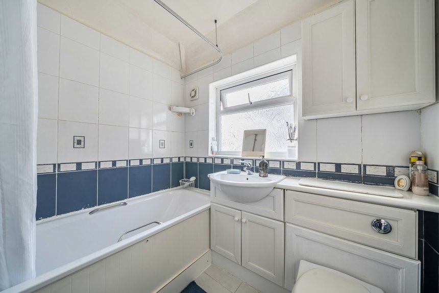 under offer halsbury road west london 59612 - Gibbs Gillespie