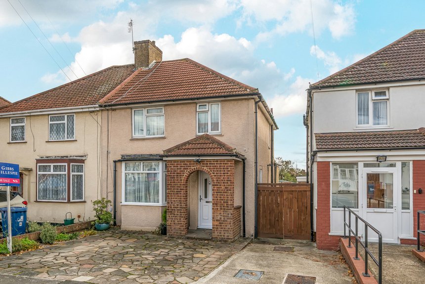 under offer halsbury road west london 59612 - Gibbs Gillespie