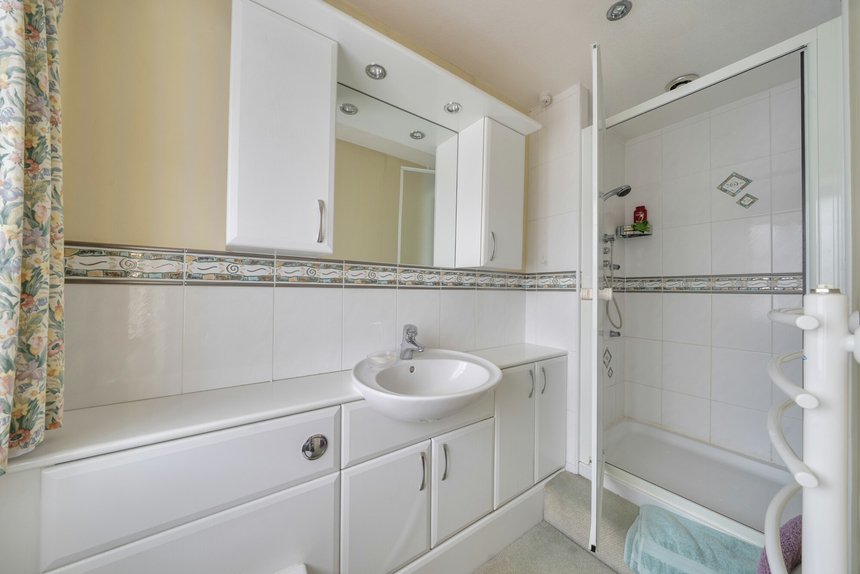 under offer upper hill rise london 60064 - Gibbs Gillespie