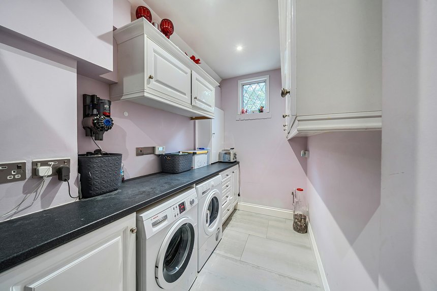 for sale broadwood avenue london 60105 - Gibbs Gillespie