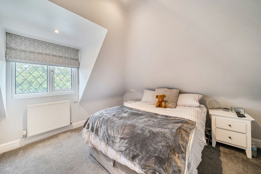 for sale broadwood avenue london 60105 - Gibbs Gillespie