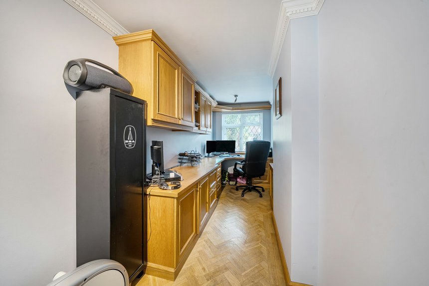 for sale broadwood avenue london 60105 - Gibbs Gillespie