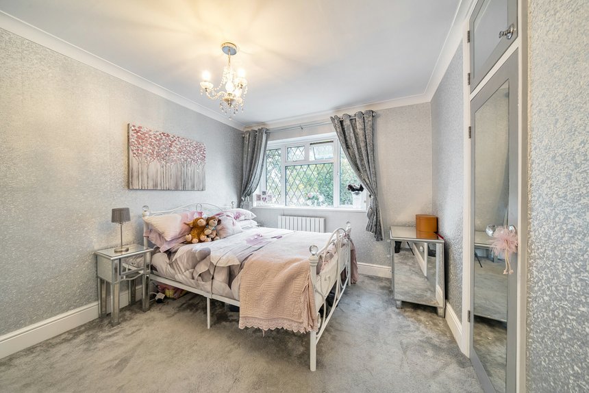 for sale broadwood avenue london 60105 - Gibbs Gillespie