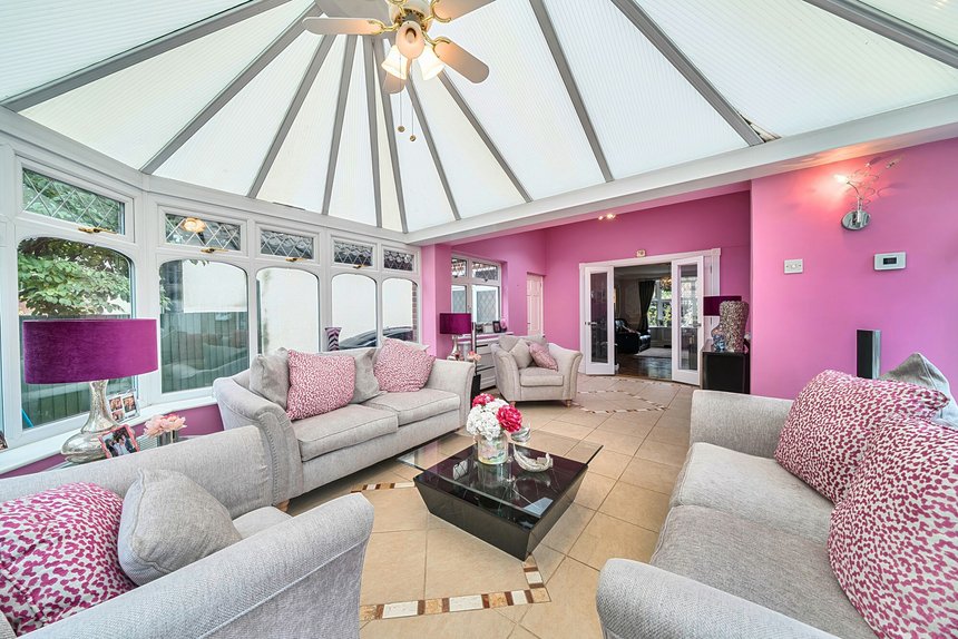 for sale broadwood avenue london 60105 - Gibbs Gillespie