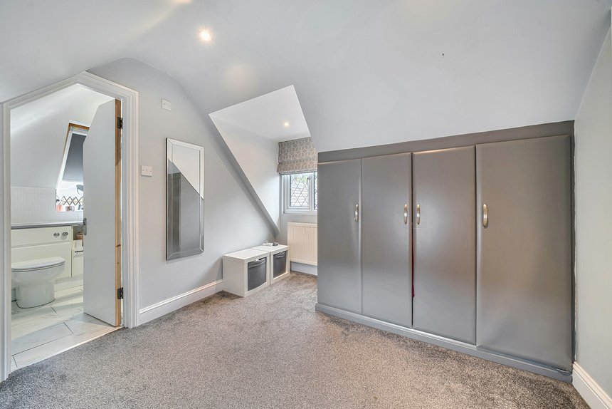 for sale broadwood avenue london 60105 - Gibbs Gillespie