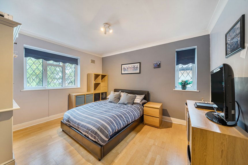 for sale broadwood avenue london 60105 - Gibbs Gillespie