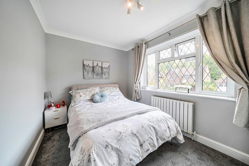 for sale broadwood avenue london 60105 - Gibbs Gillespie