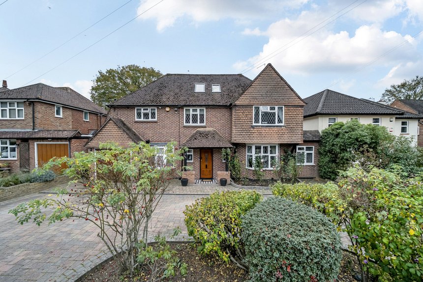 for sale broadwood avenue london 60105 - Gibbs Gillespie