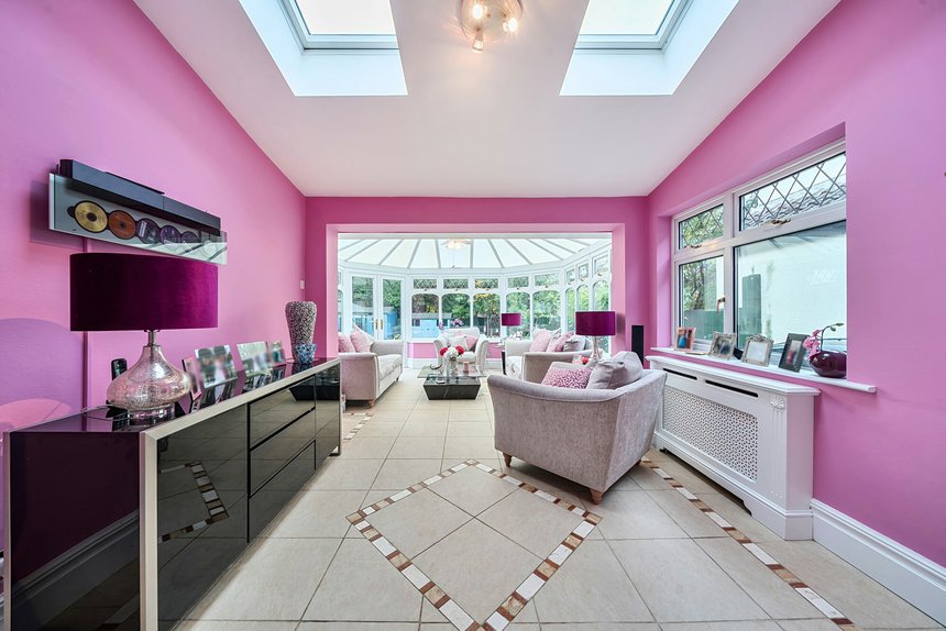 for sale broadwood avenue london 60105 - Gibbs Gillespie