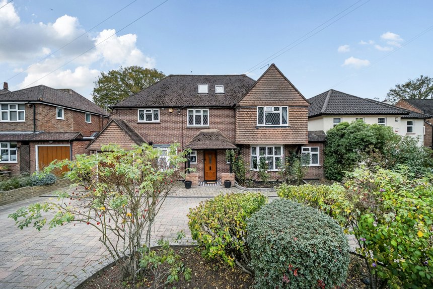 for sale broadwood avenue london 60105 - Gibbs Gillespie