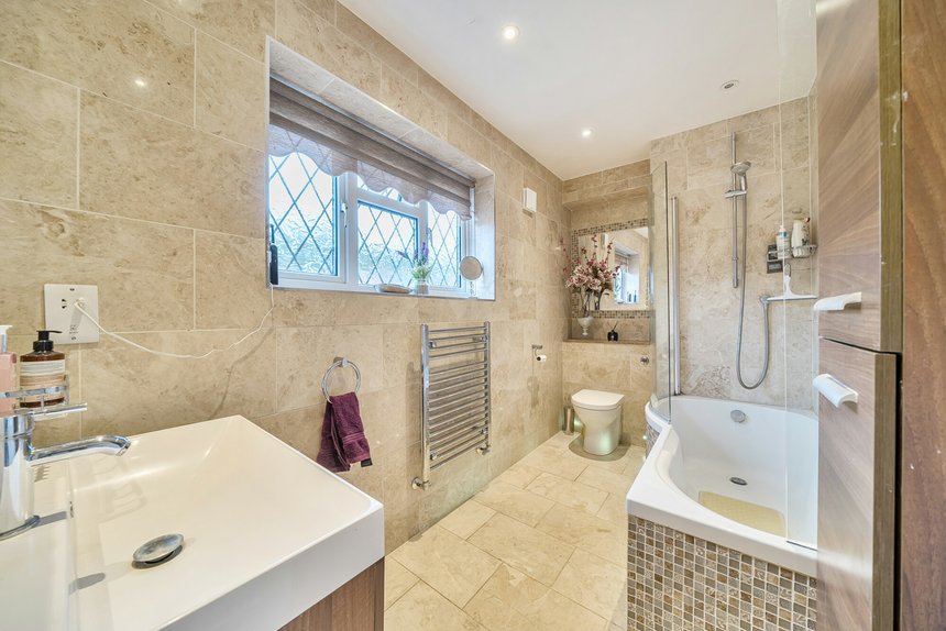 for sale broadwood avenue london 60105 - Gibbs Gillespie