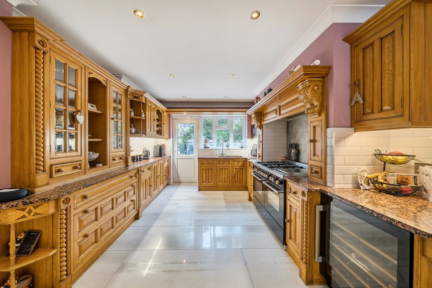 for sale broadwood avenue london 60105 - Gibbs Gillespie