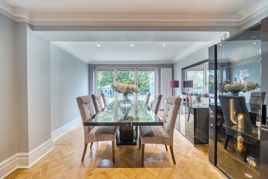 for sale broadwood avenue london 60105 - Gibbs Gillespie