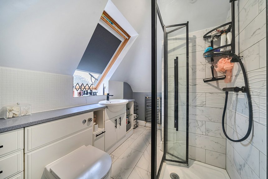 for sale broadwood avenue london 60105 - Gibbs Gillespie