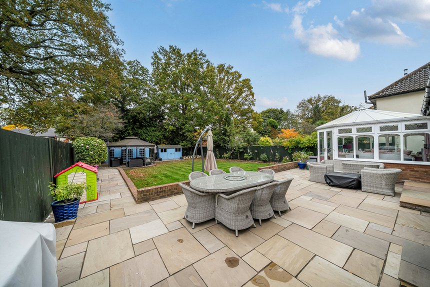 for sale broadwood avenue london 60105 - Gibbs Gillespie