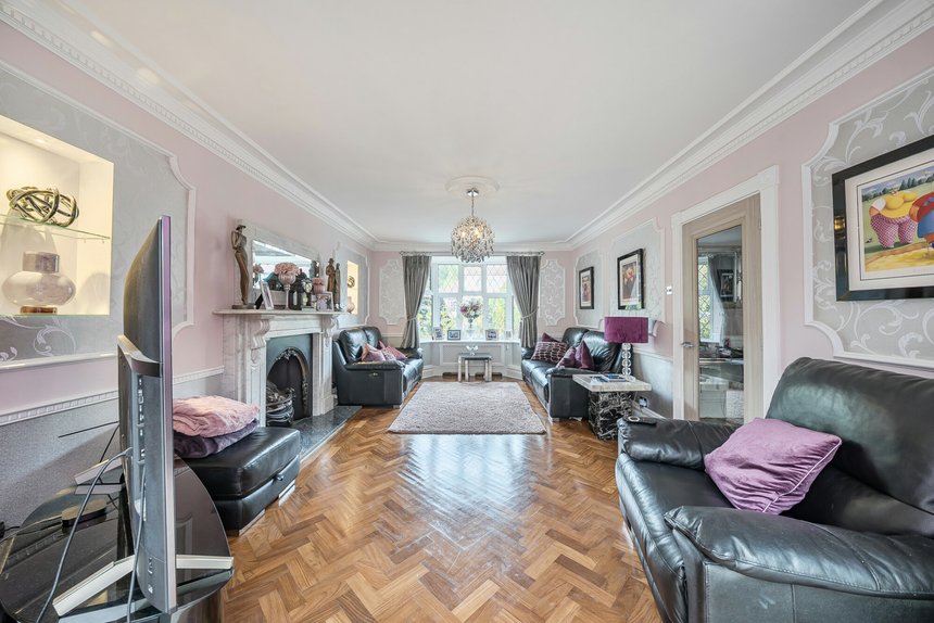 for sale broadwood avenue london 60105 - Gibbs Gillespie