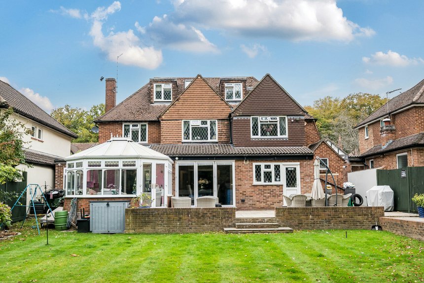 for sale broadwood avenue london 60105 - Gibbs Gillespie