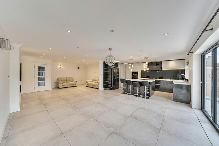 for sale bulmer gardens london 60171 - Gibbs Gillespie