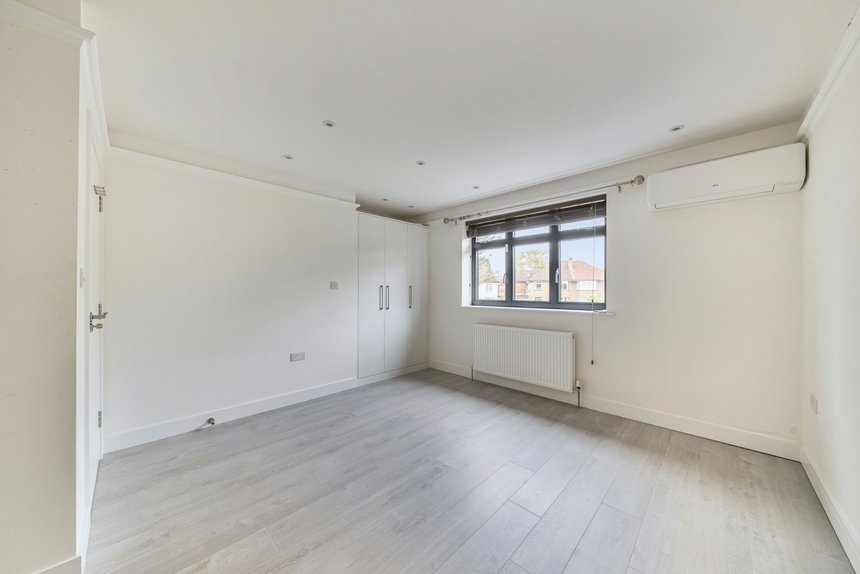 for sale bulmer gardens london 60171 - Gibbs Gillespie