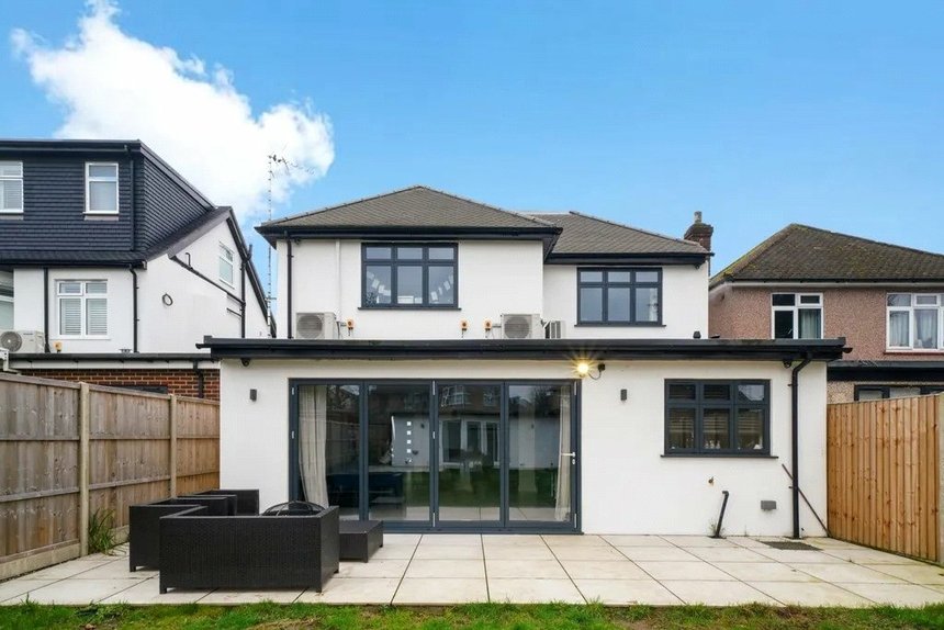 for sale bulmer gardens london 60171 - Gibbs Gillespie