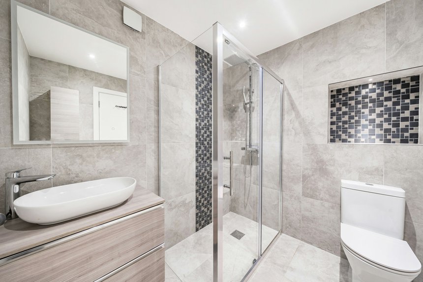 for sale bulmer gardens london 60171 - Gibbs Gillespie