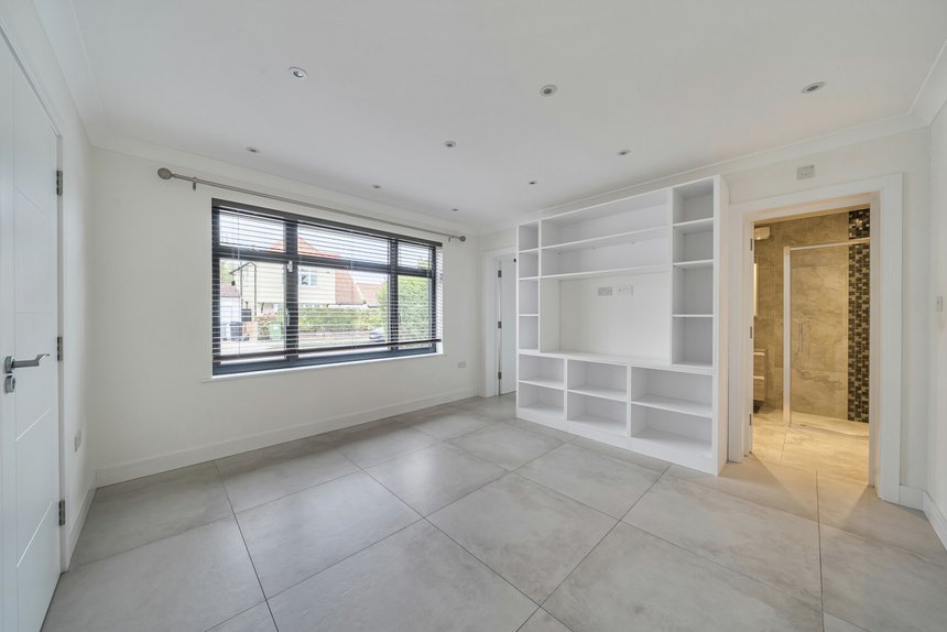 for sale bulmer gardens london 60171 - Gibbs Gillespie