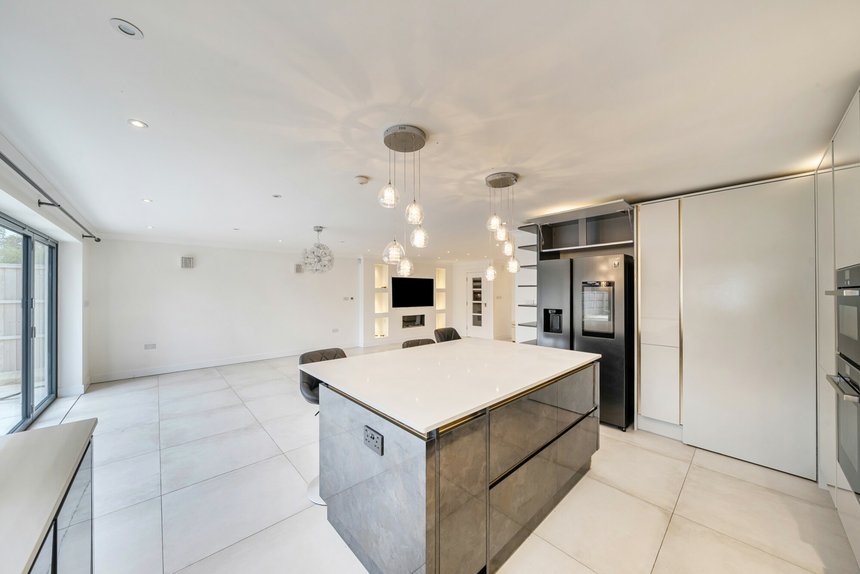 for sale bulmer gardens london 60171 - Gibbs Gillespie