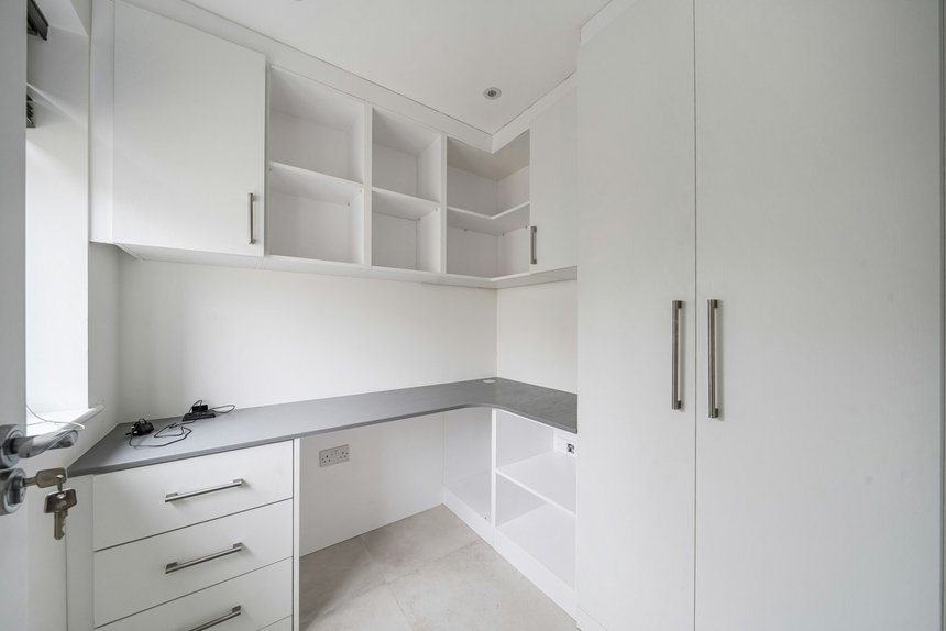 for sale bulmer gardens london 60171 - Gibbs Gillespie