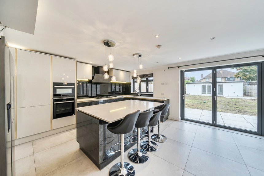 for sale bulmer gardens london 60171 - Gibbs Gillespie