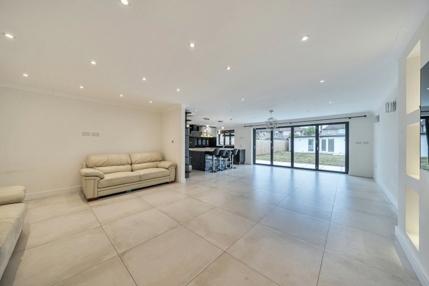 for sale bulmer gardens london 60171 - Gibbs Gillespie