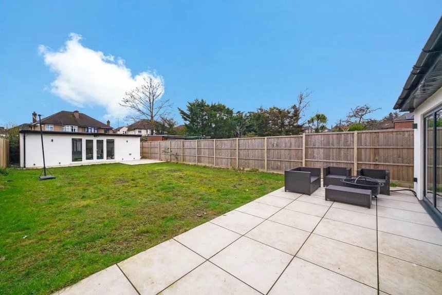 for sale bulmer gardens london 60171 - Gibbs Gillespie