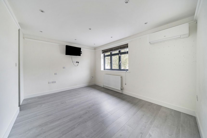 for sale bulmer gardens london 60171 - Gibbs Gillespie