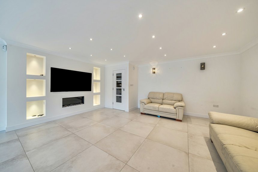 for sale bulmer gardens london 60171 - Gibbs Gillespie