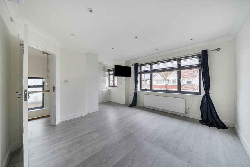 for sale bulmer gardens london 60171 - Gibbs Gillespie