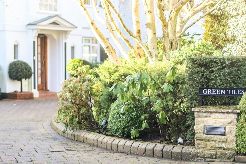 under offer priory drive london 60442 - Gibbs Gillespie