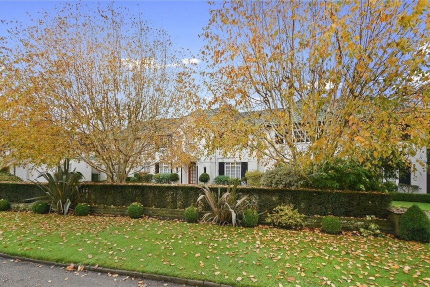 under offer priory drive london 60442 - Gibbs Gillespie