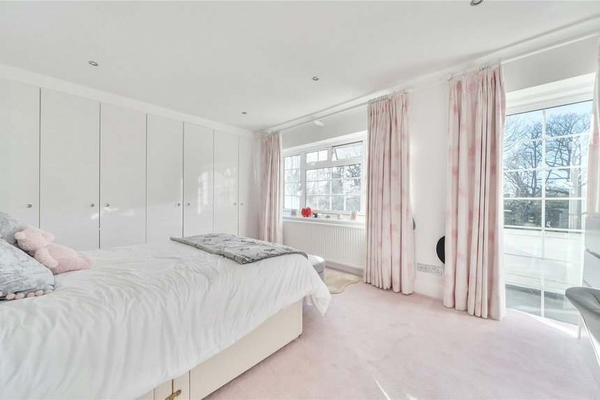 under offer priory drive london 60442 - Gibbs Gillespie