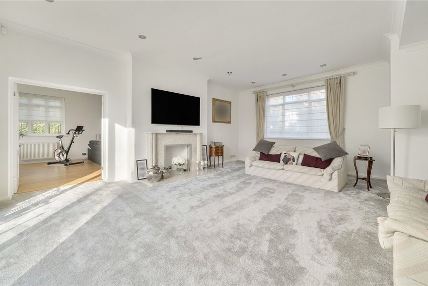 under offer priory drive london 60442 - Gibbs Gillespie