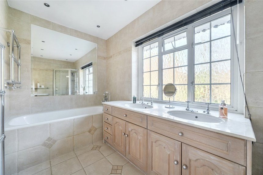 under offer priory drive london 60442 - Gibbs Gillespie