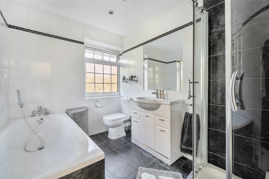 under offer priory drive london 60442 - Gibbs Gillespie